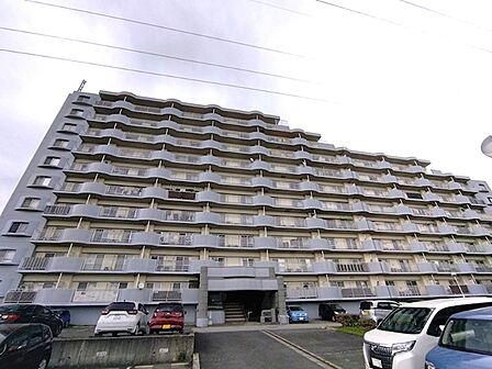 広々としたバルコニーが特徴的なマンションです。開放感のある暮らしをお届けします。敷地内には駐車場も完備しており、お車での移動も便利です。