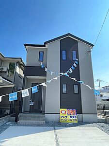 外観:モノトーンの配色が印象的な、モダンなデザインの住まいです。シンプルながらも洗練された外観が、日々の暮らしに上質感を添えます。 外観:モノトーンの配色が印象的な、モダンなデザインの住まいです。シンプルながらも洗練された外観が、日々の暮らしに上質感を添えます。