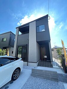 外観:モダンな外観が目を引く新築住宅。カースペースも確保され、快適な暮らしをサポートします。現地でぜひご覧ください。 外観:モダンな外観が目を引く新築住宅。カースペースも確保され、快適な暮らしをサポートします。現地でぜひご覧ください。