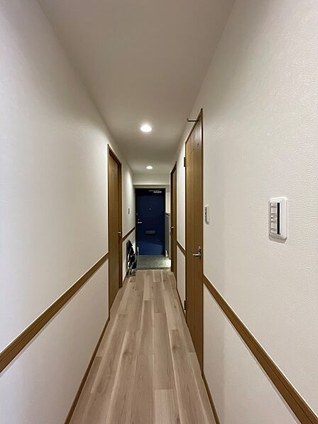 明るいホワイトの壁に木目調の床が映える玄関ホール。心地よい開放感で、毎日の帰宅を温かく迎えます。
