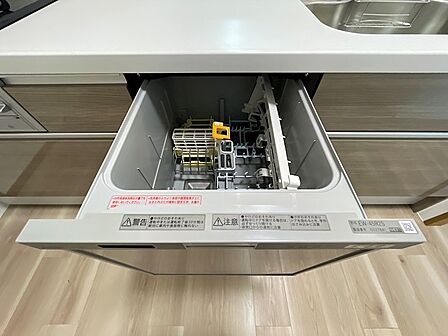 日々の家事をサポートする食洗機付きキッチン。調理後の片付けもスムーズで、ゆとりの時間を生み出します。