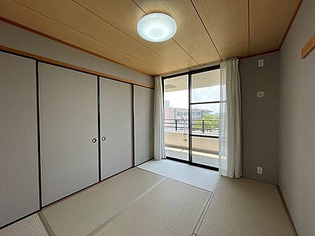 明るい日差しが差し込む和室。収納も豊富で、お客様を招く空間や書斎、寝室など多様な使い方が可能です。