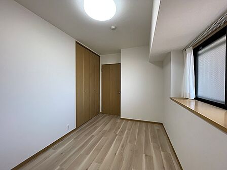 採光の良い窓辺と収納を備えた居室は、ワークスペースや趣味の部屋としても活用可能です。
