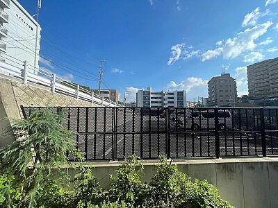外観：青空と白い雲が広がる開放的な眺望。日当たりの良い環境で、心地よい毎日を過ごしませんか。