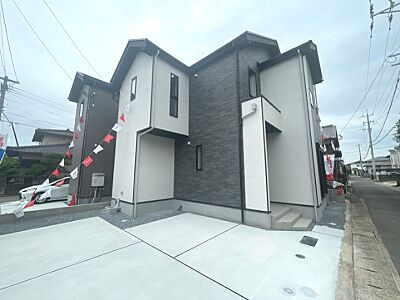 外観:閑静な住宅街に佇む、新築2階建て住宅。駐車スペースも確保されており、落ち着いた暮らしを求める方におすすめです。現地見学を随時受付中! 外観:閑静な住宅街に佇む、新築2階建て住宅。駐車スペースも確保されており、落ち着いた暮らしを求める方におすすめです。現地見学を随時受付中!