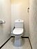 トイレ：清潔感のある白い空間が広がるトイレです。温水洗浄便座付きで、毎日快適にご利用いただけます。アクセントクロスが心地よい雰囲気を演出します。