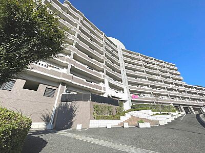 外観：堂々たる存在感を放つ、大規模レジデンス。植栽と階段が織りなすアプローチが、帰宅する人を優しく迎えます。