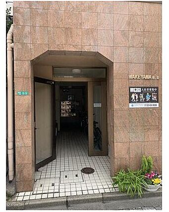 コンビニが徒歩...