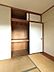 収納：和室に備え付けの押し入れは、布団や季節家電の収納に便利です。上段の収納スペースも活用できます。