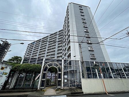 存在感ある外観が特徴のマンションです。周辺環境と合わせて、現地でぜひご体感ください。