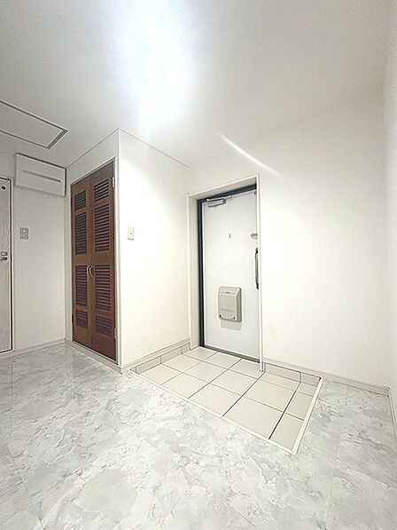 明るい玄関がお客様を迎え。毎日気持ちよくお出かけいただけます。
