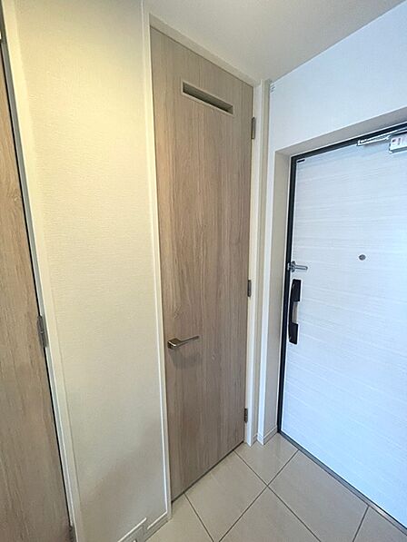 明るい色合いでまとめられた玄関は、訪れる人を心地よく迎え入れます。清潔感のある空間で、新たな生活を始めてみませんか。