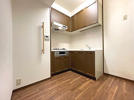 お料理が楽しくなる、機能的なシステムキッチン。収納も充実しており、空間をすっきりと保てます。