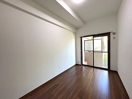 温かみのある木目調フローリングが魅力の居室です。窓から光が差し込み、明るく開放的な空間を演出します。お好みの家具で素敵なプライベート空間を創造してください。