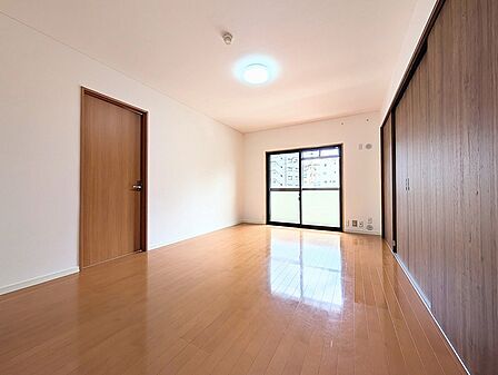 明るい光が差し込む広々としたリビング。収納も充実しており、空間を有効活用できます。新しい生活を始めるのにぴったりな場所です。