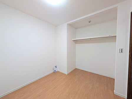 洋服や小物類をすっきりと収納できるクローゼット。住空間を有効活用し、快適な暮らしをサポートします。
