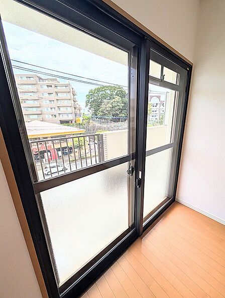 二重窓で防音・断熱性能を上げています