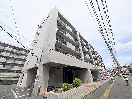 街並みに調和する、タイル張りの外観が魅力のマンションです。
