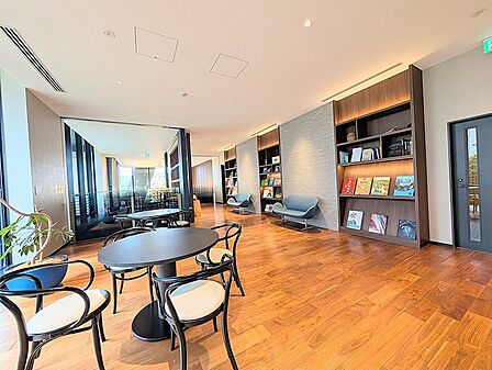 木目調の床と落ち着いた色合いで統一されたロビーは、読書や語らいの場として、居住者の方々に安らぎの時間を提供します。