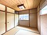 その他：温もりを感じる木の天井と畳が心地よい和室。収納も充実しており、落ち着いた空間で心安らぐ時間をお過ごしいただけます。