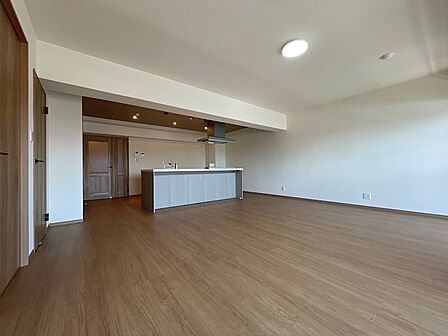 広々としたリビングは、家具の配置が自由自在。アイランドキッチンが空間のアクセントとなり、家族との会話も弾みます。