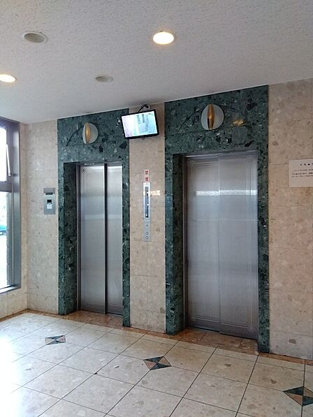 エレベーターが複数台あり、忙しい時間帯もスムーズに移動できます。共有部にはセキュリティカメラも設置されています。