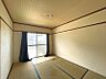 その他：和室の風情が感じられるお部屋です。窓から自然光が差し込み、明るい空間でくつろげます。