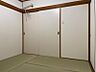 その他：和室は、落ち着いた色合いの襖と畳が魅力です。来客時には客間として、また書斎や寝室など、多様な使い方ができます。
