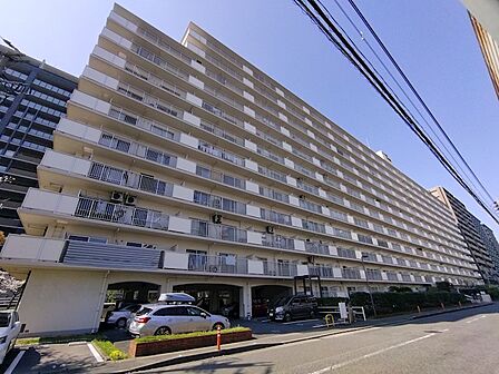 開放感のあるバルコニーが連なる外観です。地下駐車場も備え、住む方の快適な暮らしをサポートします。