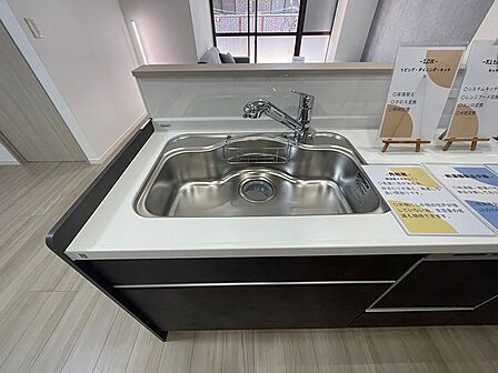 お料理が楽しくなる、機能的なシステムキッチン。シンク周りも広々としており、作業効率も高まります。