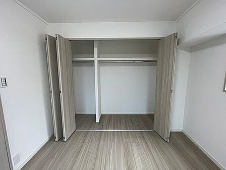 収納力のあるクローゼットで、洋服や小物もすっきり整理できます。室内を広く使える折れ戸タイプです。