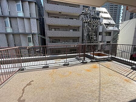 広々とした開放的な空間が魅力のルーフバルコニー。都市の景色を眺めながら、自分だけの時間を過ごしませんか。