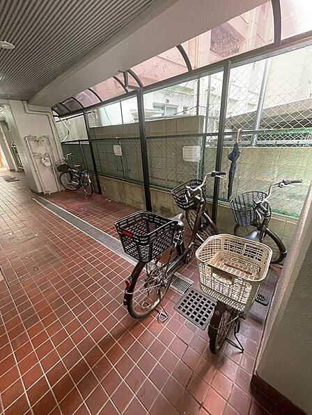 雨の日も安心の屋根付き駐輪場を完備。通勤・通学に自転車をご利用の方にも便利です。