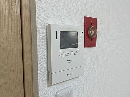 訪問者の確認に便利なモニター付きインターホンを設置。来客時も安心して対応できます。