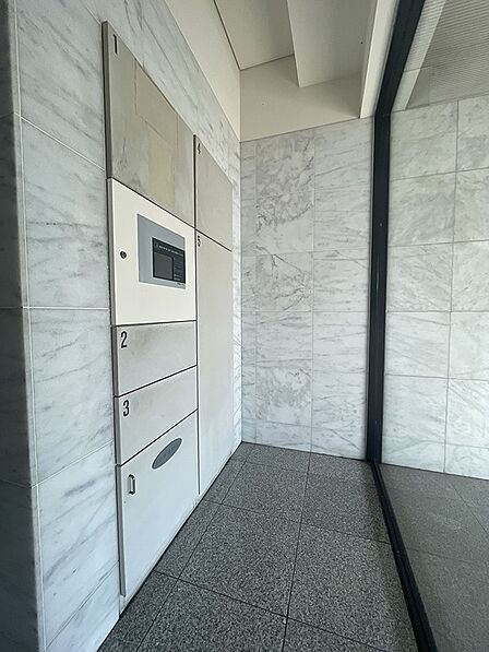 宅配ボックスを完備しており、ご不在時でも荷物を受け取ることができます。セキュリティ面も考慮され、日々の生活をサポートします。