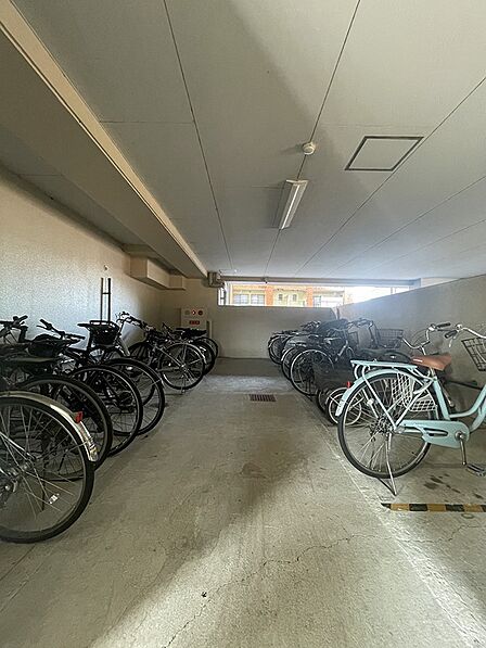 自転車置き場は屋根付きで、雨の日も安心して駐輪できます。通勤通学にも便利です。