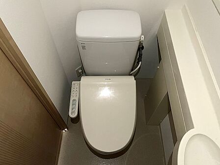温水洗浄便座付きのトイレは、日々の暮らしに快適さをもたらします。清潔感のある空間で、落ち着いたひとときをお過ごしください。
