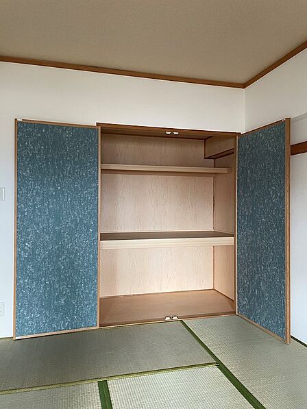 和室の雰囲気に馴染む収納スペースです。布団や季節家電の収納など、多様な用途にご利用いただけます。