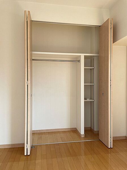 衣類から小物まで収まる収納スペース。オープンに使えるので、お部屋をすっきりと保てます。