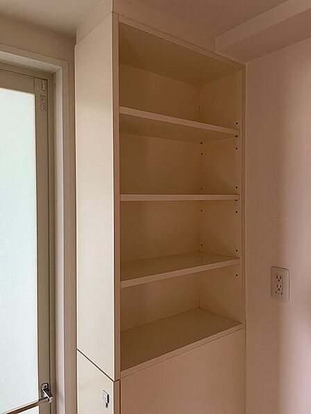 空間を有効活用できる壁面収納。棚板の高さも調整でき、多様なアイテムを整理整頓できます。