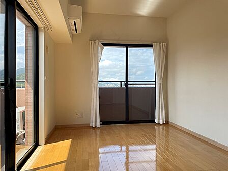 2面に窓を配した明るい居室は、光が差し込み開放感があります。心地よい風を感じながら、ゆったりとした時間をお過ごしいただけます。