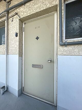 玄関ドアには郵...