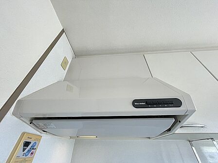 シンプルなデザインのレンジフード。油汚れがつきにくく、お手入れしやすいキッチンで毎日のお料理を快適に。