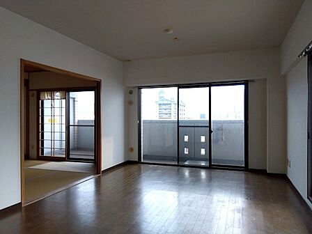 陽光が差し込む広々としたリビング。隣接する和室は、来客時やお子様の遊び場にも活躍します。