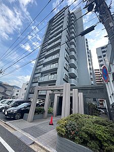 外観:スタイリッシュな外観が目を引くマンション。植栽が配されたエントランスで、日々の暮らしに潤いと安らぎをもたらします。 外観:スタイリッシュな外観が目を引くマンション。植栽が配されたエントランスで、日々の暮らしに潤いと安らぎをもたらします。
