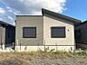 外観：異なる色合いの外壁がモダンな印象を与える新築戸建てです。シンプルながらも洗練されたデザインが、暮らしに彩りを添えます。