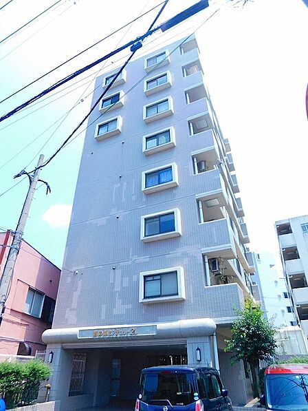 明るい陽光が降り注ぐ、落ち着いた雰囲気のマンションです。都市生活の利便性と居住性を兼ね備えた住まいをお探しの方におすすめです。