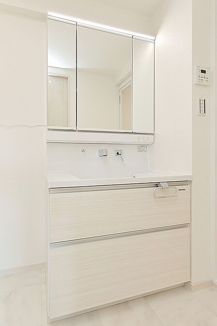 三面鏡裏収納付きの洗面台は、毎日の身支度をスムーズに。収納力も高く、洗面空間をすっきり保てます。清潔感のある明るい空間で、爽やかな一日をスタートできます。
