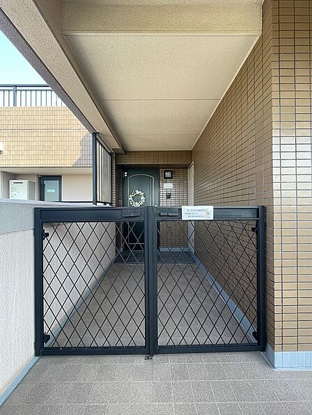 専用ポーチ付きの玄関は、プライバシーを守り、ゆとりの空間を演出します。防犯性も考慮された設計で、安心して暮らせます。
