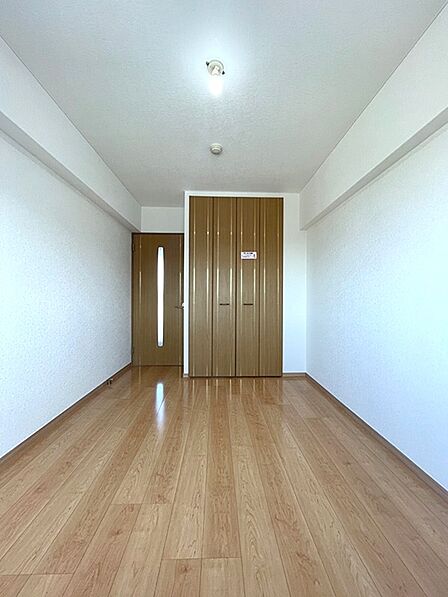明るいフローリングが魅力の居室。クローゼット収納も備え付けられており、すっきりとした空間で新生活を始められます。